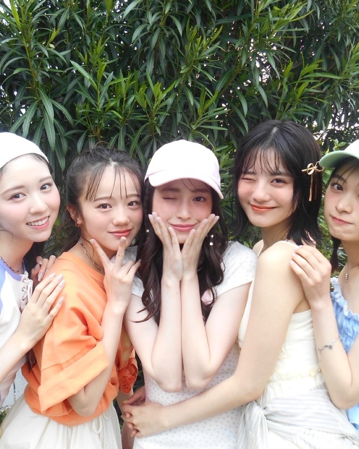 8月最終日🌺✨ということで最後は、夏号表紙撮影のオフショットをお届け🥰🌴この夏はみんなにとってどんな夏だった？🌻楽しい思い出はできた？🎆👘🌊明日から始まる9月もSeventeenと一緒に楽しんでいこう