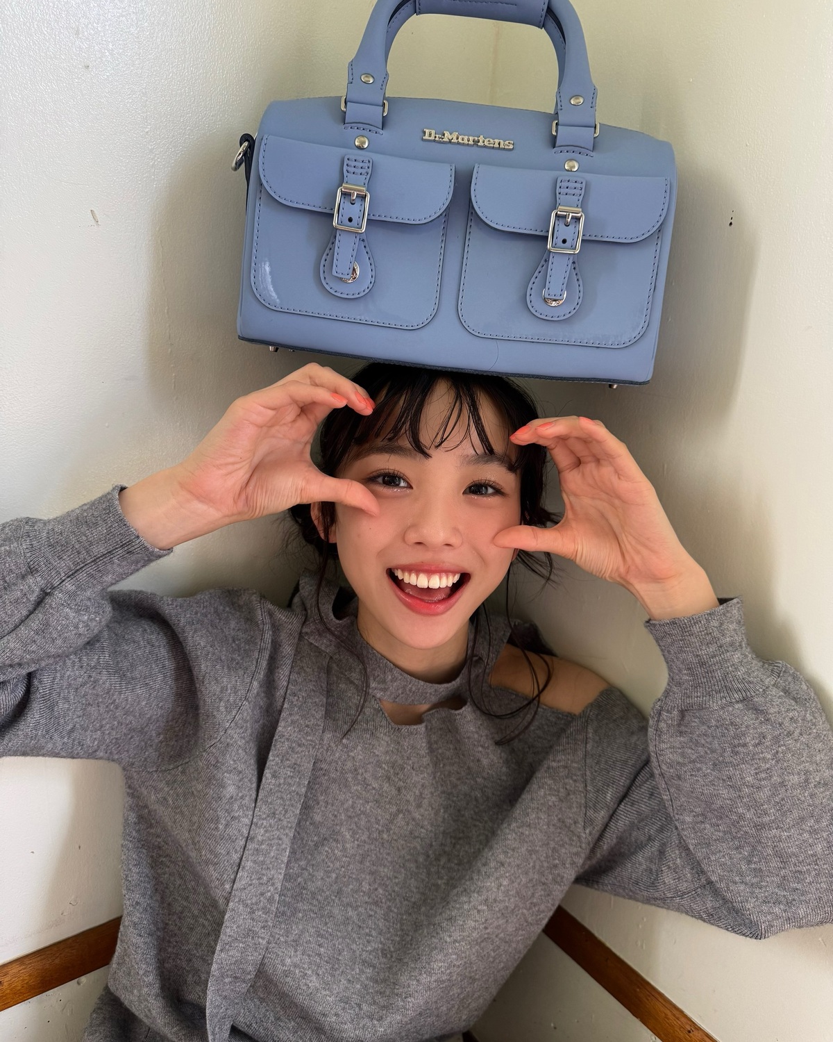 バランス力すごすぎ🤣🫶🏻カバンを頭に乗せたれいちゃんのお茶目ショット🥰⊹₊⟡⋆˚⊹—————————⊹₊⟡⋆˚⊹STモデルのオフショットがもっとみたいコは@seventeenjp_mag をフォローし