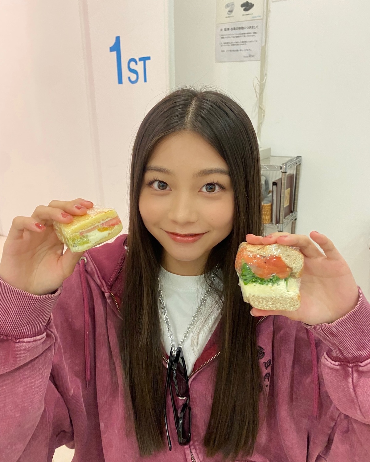 ⋆˚. ݁₊ ⊹ ⭐︎ Happy Birthday AI⭐︎⋆·˚. ݁₊ ⊹今日は #稲光亜依 ちゃんのお誕生日🎂💓発売中の冬号のオフショットでお祝い📸撮影待機中に朝ごはんを狙ってるあいにゃんを激