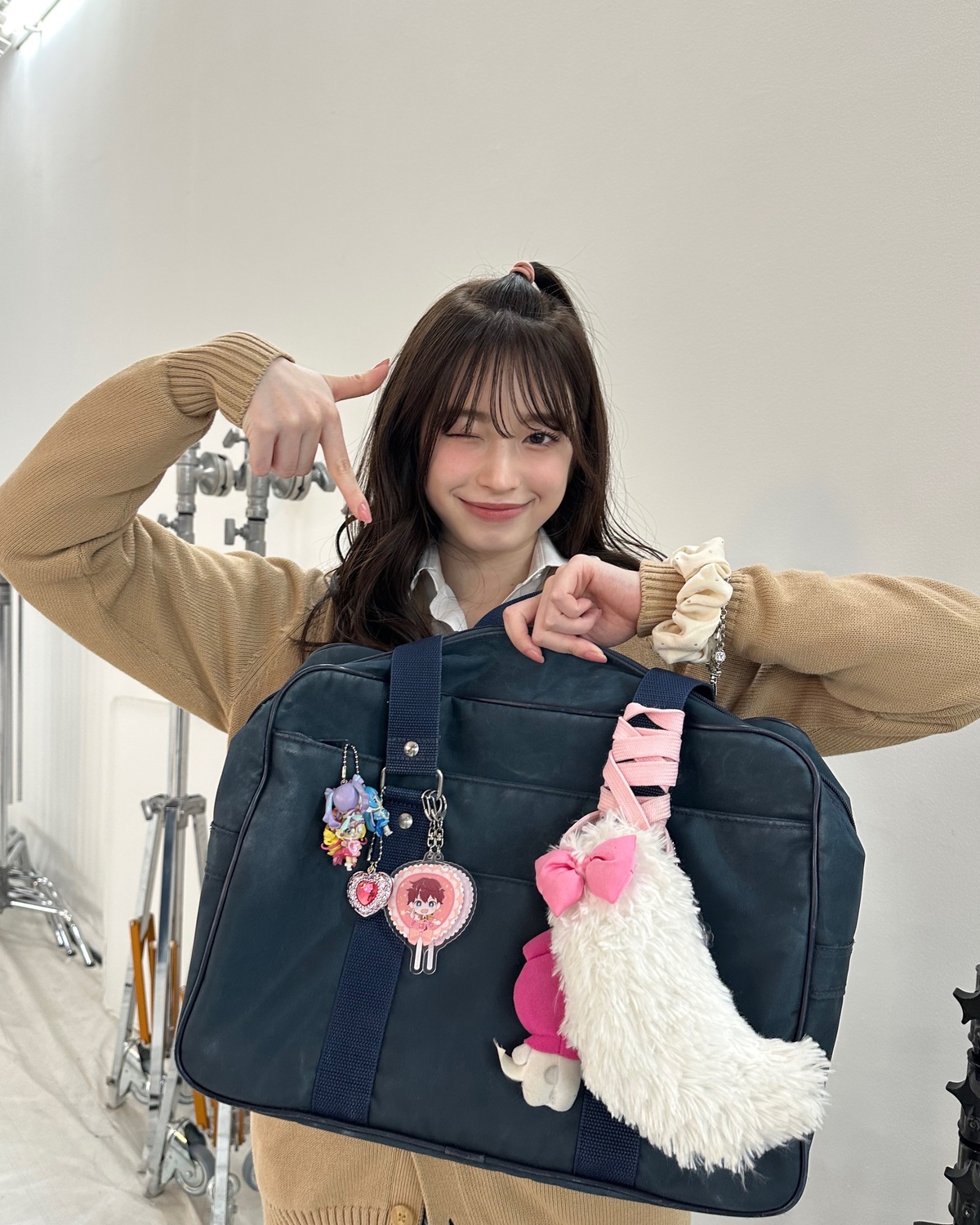 ギャルみが強い杏也菜👼🏻💖🌺スクバにはキーホルダーやぬいぐるみをじゃら付け🎶リアルスクバの中身を公開してるよ💼リール動画をチェックしてねっ😻#葛西杏也菜 #今日好き #可愛い女の子 #jk #スクバ