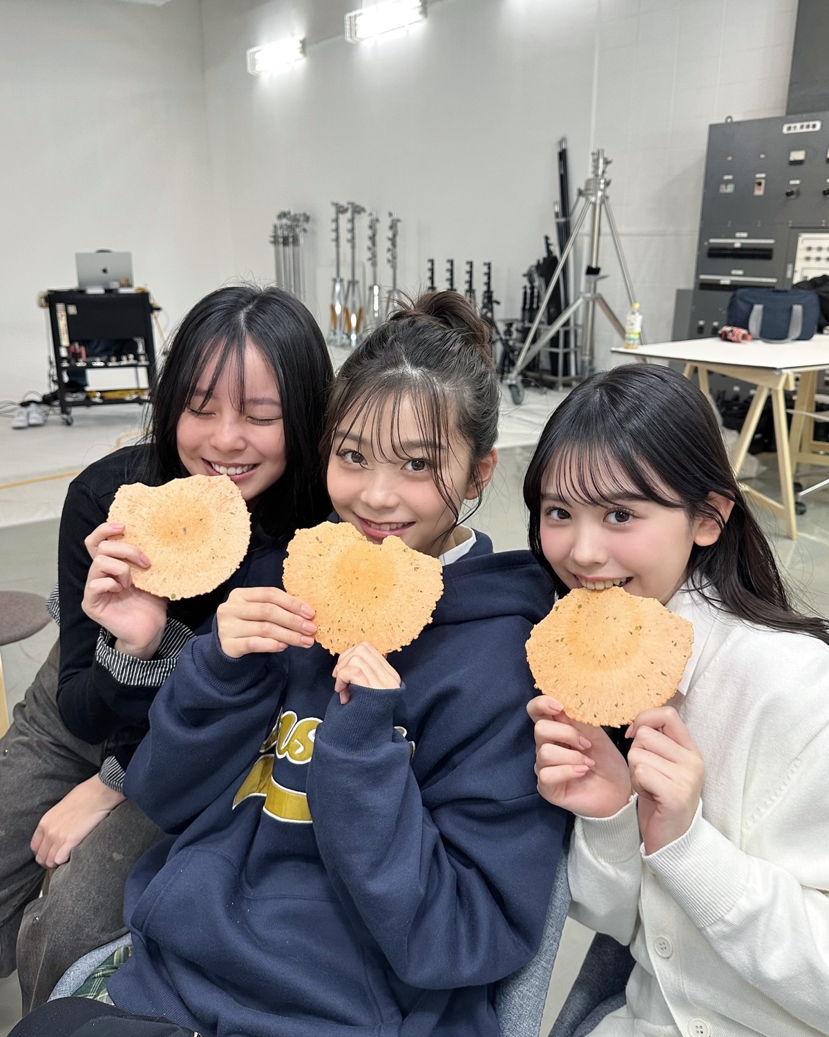 撮影の休憩中にみんなでおやつタイム🤤🍘🦐3人の顔よりも大きいおせんべい🥹#小國舞羽 #稲光亜依 #梶原叶渚 #Seventeenモデル #jk