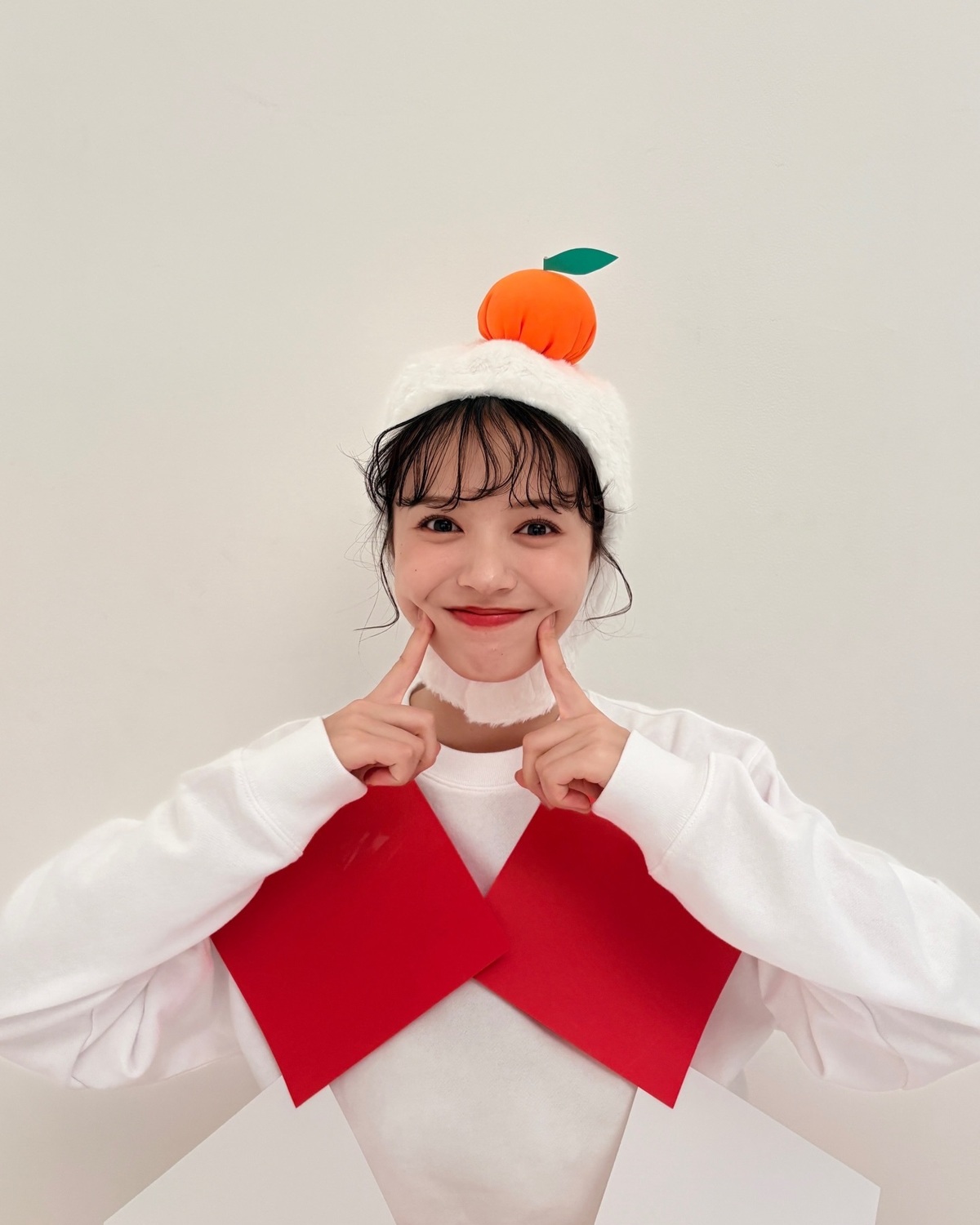 みんなお正月休みは満喫してる〜？👀🎍1月2日の今日は、THEお正月な仮装をしたうみのオフショを🍊❤️鏡餅になりきってます🥹✨この企画を楽しみにしてたという、うみ！ノリノリで仮装企画に参加してくれたよ🎶