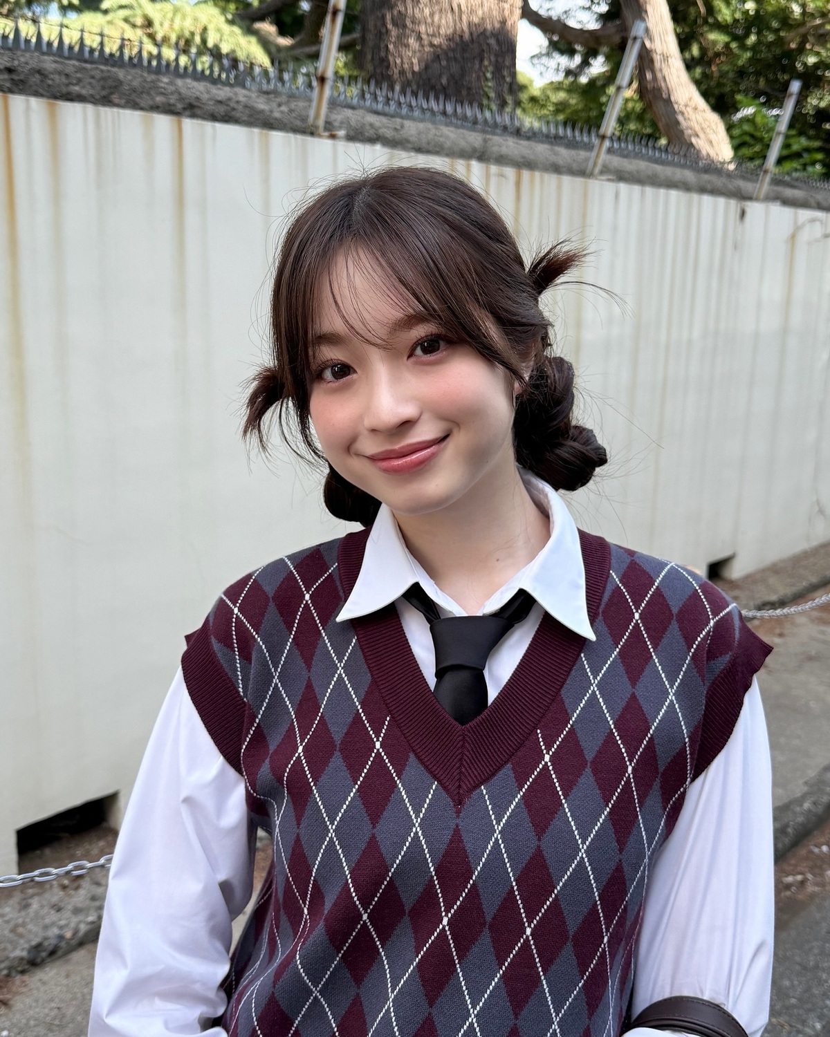 今日はあんちゃんのオフショット📸🧡一気に涼しくなって、制服もそろそろ秋モードだよね🍂🍁発売中の秋号では秋制服の着こなしやアイテムをたっぷり紹介してるよ📖チェックしてね👀！！#Seventeen #セブ