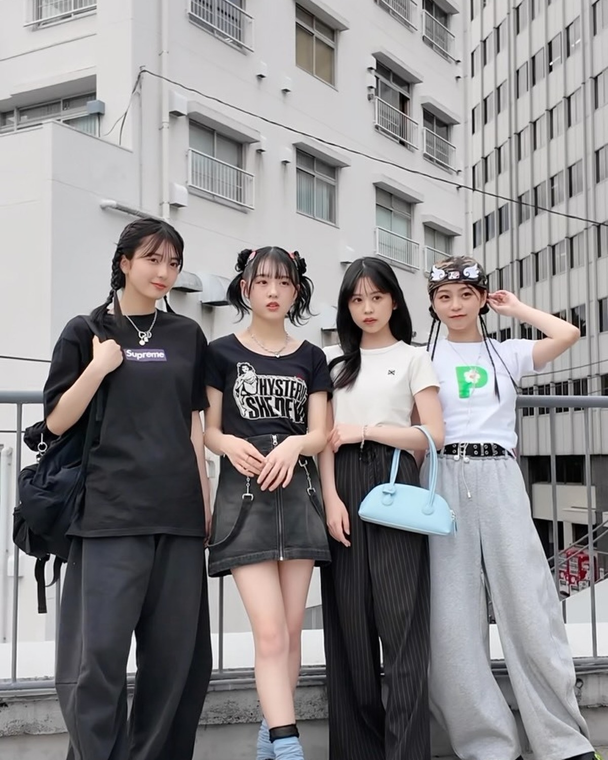 最強JK㋲🖤🤍それぞれの推しTシャツを着てるよ😎👕⊹₊⟡⋆˚⊹—————————⊹₊⟡⋆˚⊹Seventeen夏号発売中📖🍉STモデルのオフショットがもっとみたいコは@seventeenjp_mag