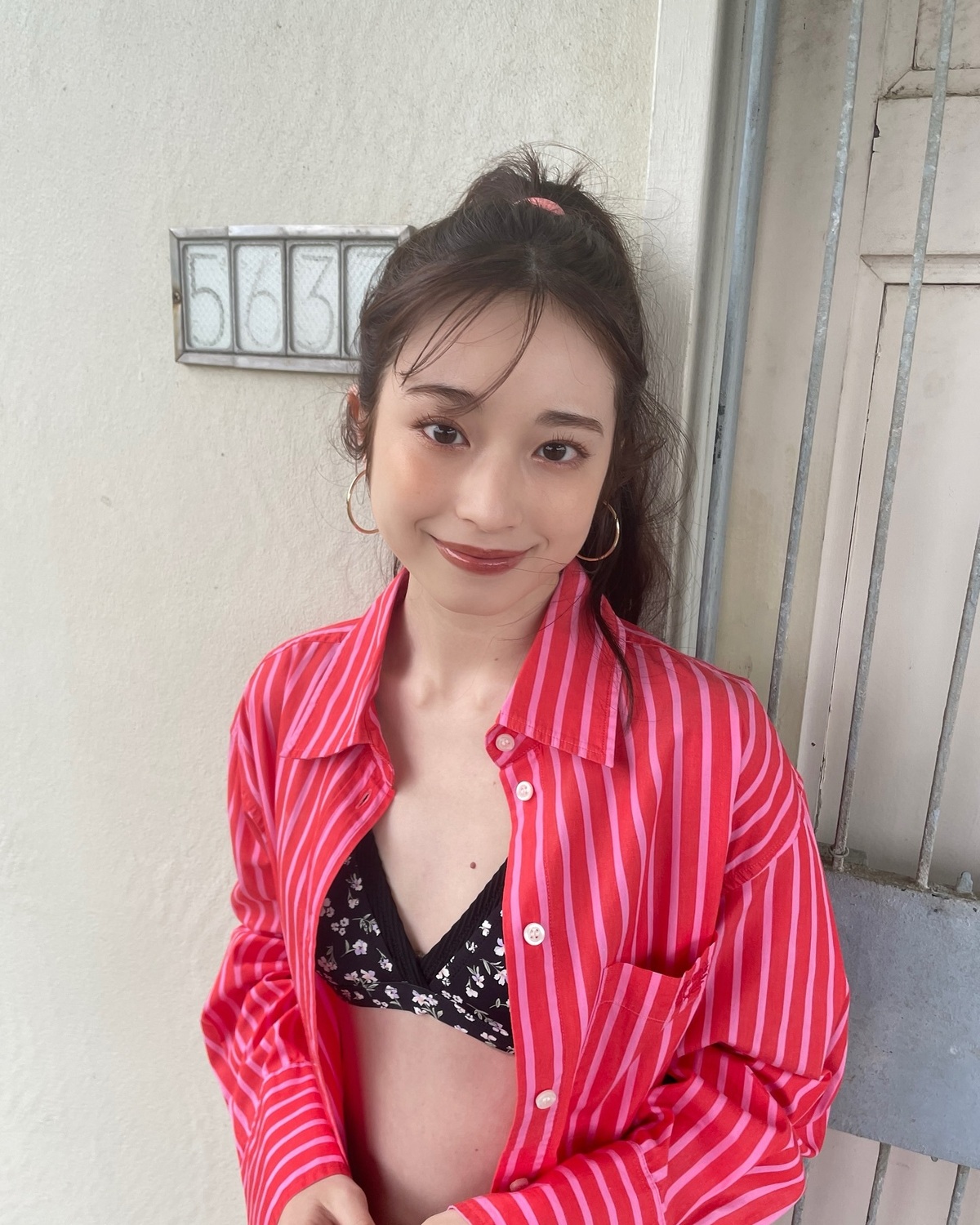 どっちの杏也菜がすき？👼🏻🤍💐水着×シャツ×ポニーテールでお姉さんなコーデか👙、女の子っぽさ全開の白水着×大きめの麦わら帽子でtheリゾートなコーデ👒🏝️どっちも可愛くて選べない🥹💫#Seventee