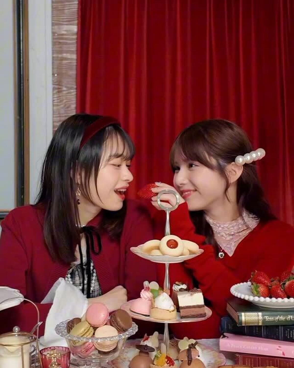 2月のカバームービーの撮影風景🎥🎀💓🕯️同い年の2人だからこそのゆるい空気感で和気あいあいと撮影したよ👭🏻🎶 楽しい雰囲気伝われ〜〜🥰#月島琉衣 #髙橋快空 #バレンタイン #バレンタインデー #バレ