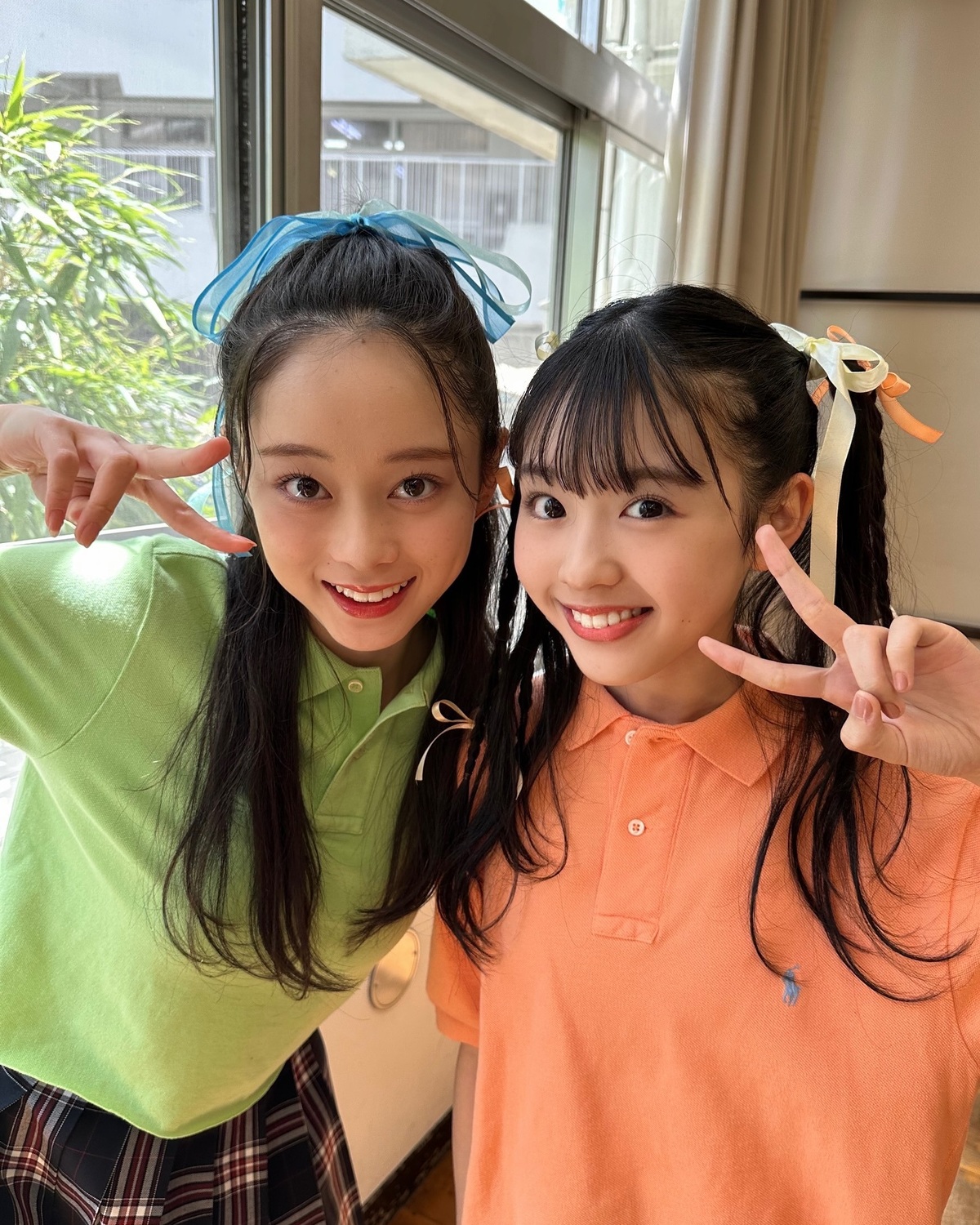 ふっちー💚🧡みんみ制服×カラーポロシャツ×りぼんヘアアレンジで制服をかわいく着こなしてみたっ👭🏻🎶みんな夏休み楽しんでるー？🌻#Seventeen #セブンティーン #ST夏号 #雑誌 #ファッション