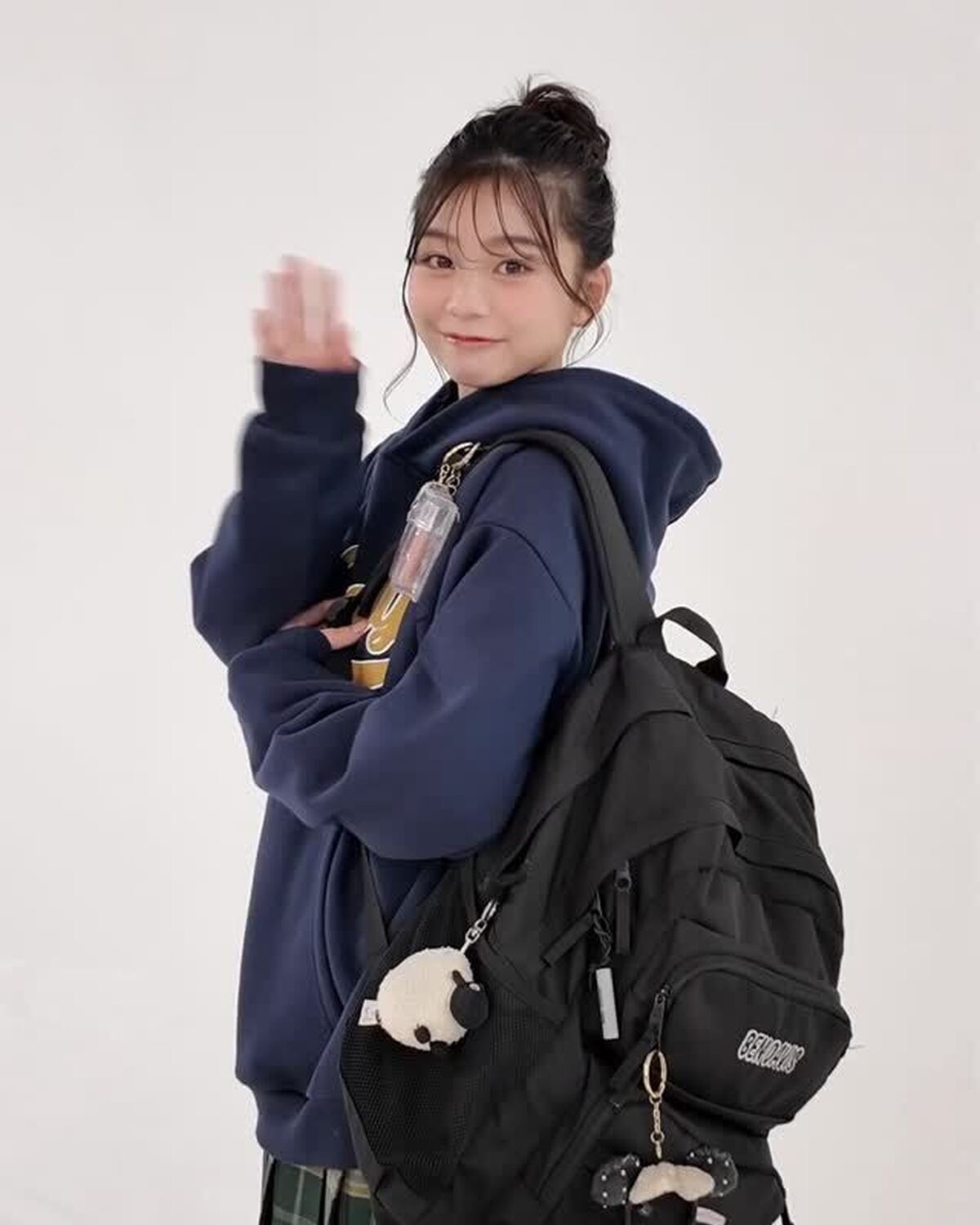 スクバの中身撮影まとめ🎥💫途中の杏也菜のポーズは春号の何ページに出てくるか見つけて見てね🤣🎶#稲光亜依 #葛西杏也菜 #梶原叶渚 #スクバの中身 #制服コーデ