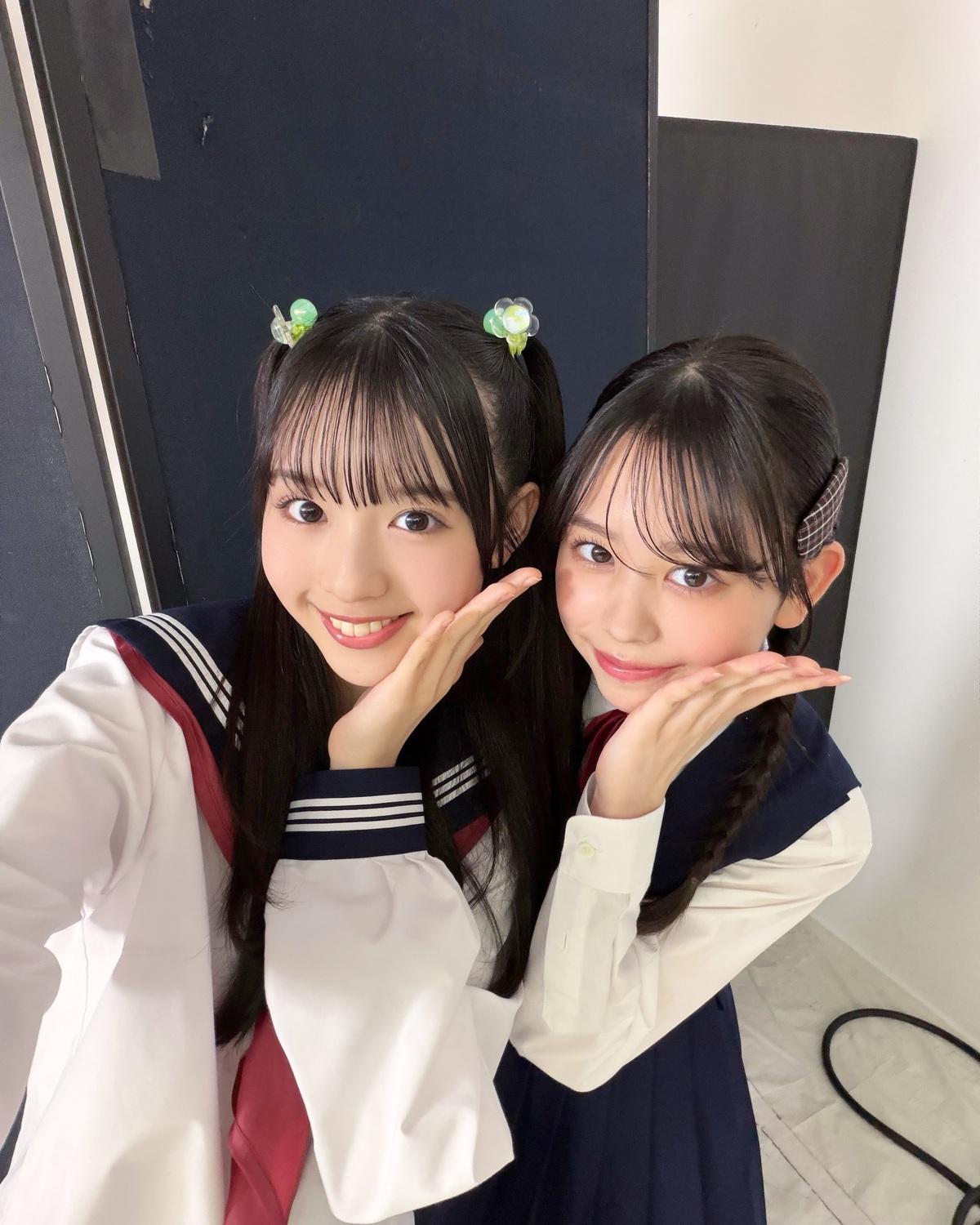 みんみとかんちゃん🤍💙マンガ・アニメ好きの2人👩🏻‍❤️‍👩🏻秋号の企画で憧れのジャンプ編集部に潜入したよ📚これはとあるキャラになりきっている2人✨それぞれなんのキャラか分かる？❤️⊹₊⟡⋆˚⊹———