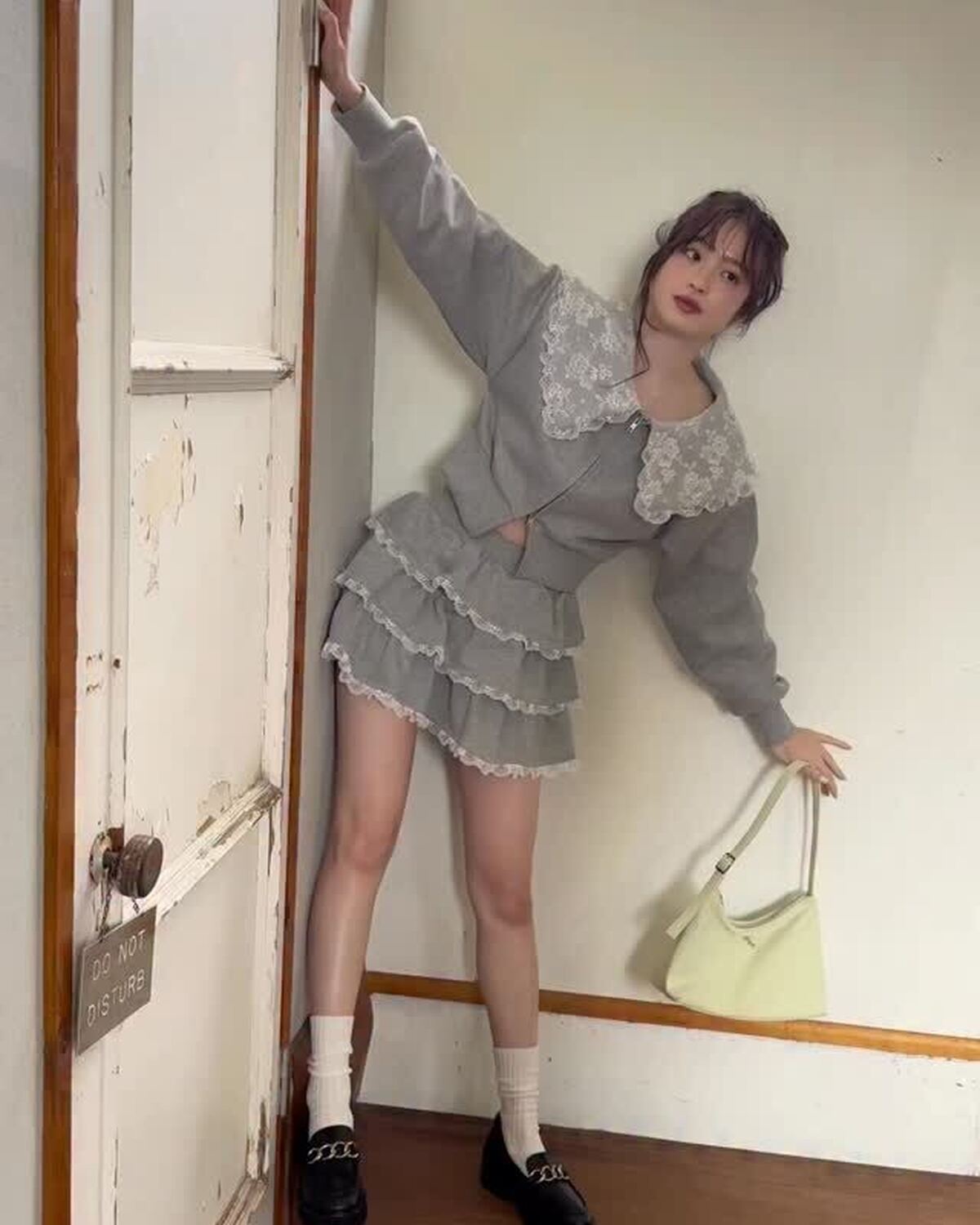 表情もポージングも完璧なあんちゃん👼🏻🩶最後はおちゃめな姿に思わずにっこり🤭🎥⊹₊⟡⋆˚⊹—————————⊹₊⟡⋆˚⊹STモデルのオフショットがもっとみたいコは@seventeenjp_mag をフ