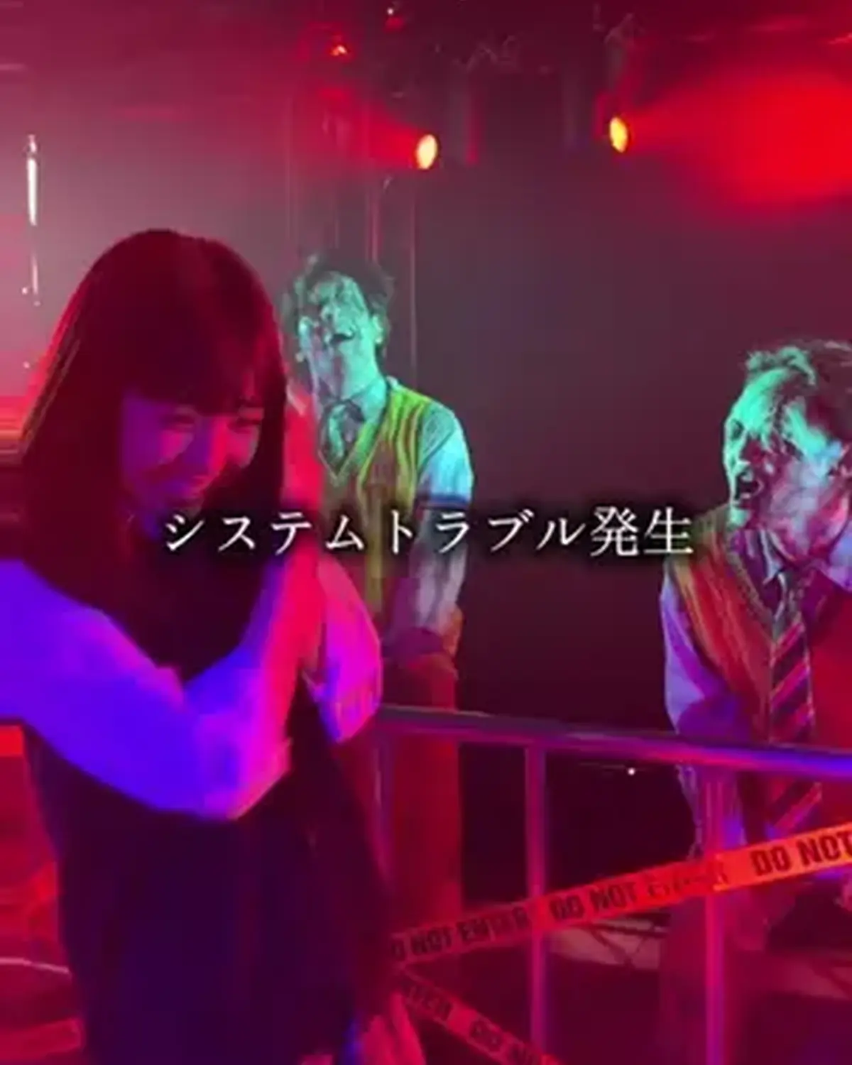 【緊急告知】高校生ゾンビが新宿に出現！？ ユニバーサル・スタジオ・ジャパンで捕獲されたゾンビたちを見学しに、ST㋲堀口真帆が新宿サザンテラスへ！ 怖すぎゾンビを前に、まほちが大発狂ッッ！！ 今回体験し