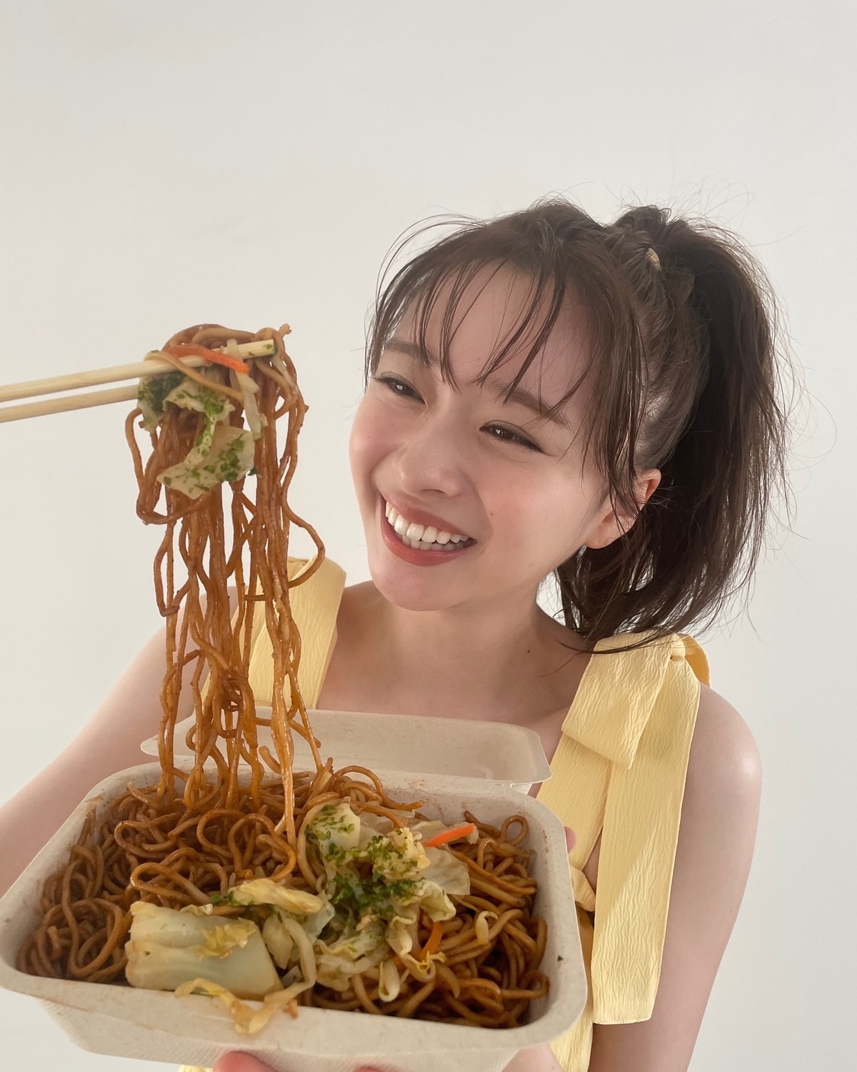 いっぱい食べる梨々花がすき🥰🍽️くいしんぼうの梨々花が選ぶ屋台フード企画🍟🥒🍧次々登場する食べ物たちに目を光らせてたよ🤣💛焼きそば、ポテト、きゅうりの一本漬け、、みんなはなにが好き？💓🤤#Sevent