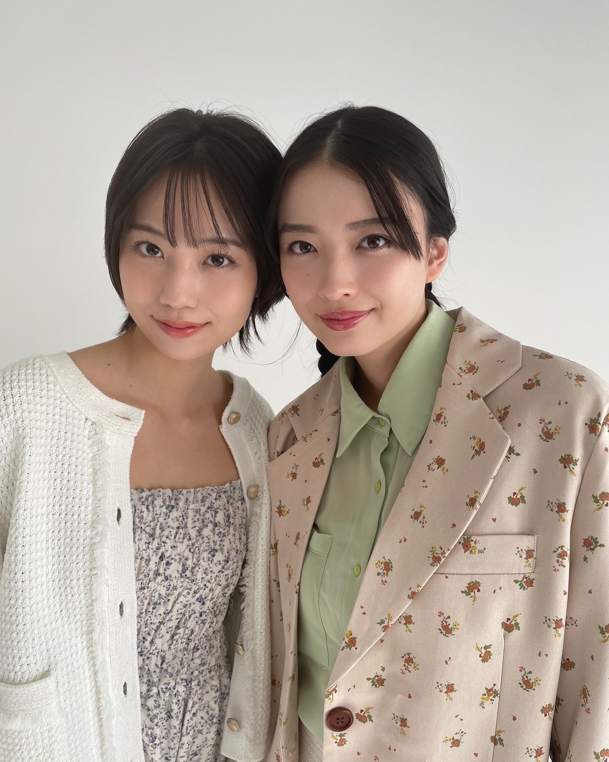みのり♡みずきの姉妹っぽオフショット👭🏻🌼高身長㋲のふたりはその見た目のかっこよさからクールっぽく見られがちなんだけど、、実はめちゃくちゃお喋りでおちゃめ🤣💓 YouTubeで公開中の春号撮影の裏側で