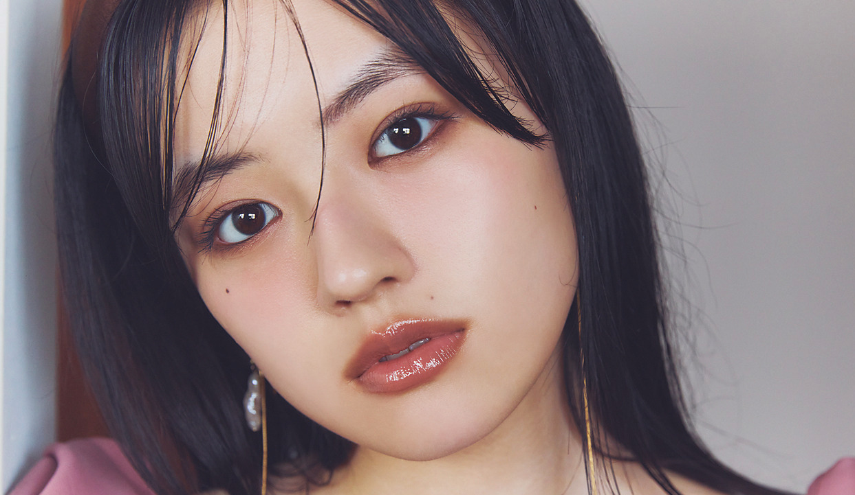 大人なヨユーをリップで後押し♡ オフショル×生ベージュリップ【ニットとリップのLOVEな関係】