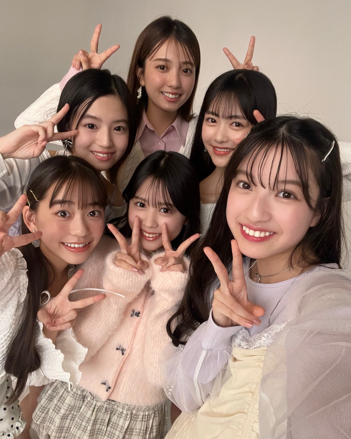 ミスセブンティーン2025💞集合セルカ🤳12月1日発売の冬号に初登場してるよ📖🩵ST-Webで公開中のはじめましてプロフィール📝もチェックしてね👩🏻‍❤️‍👩🏻#ミスセブンティーン2025 #ミスセブ