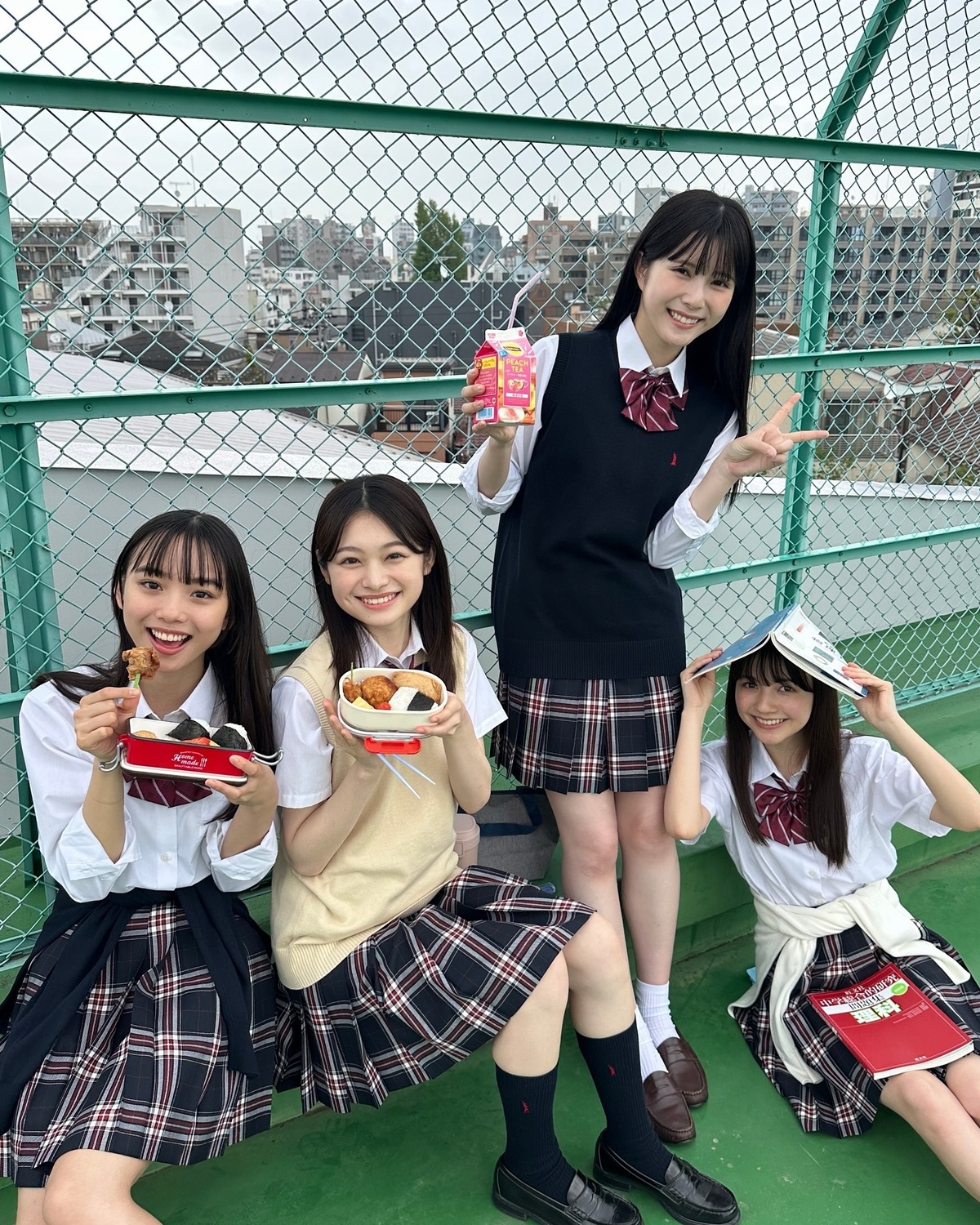 今日 "9月3日" は「 #グミの日 」💜ということで #グミ部 の麗世＆快空の未公開オフショットを特別にお届けしちゃうよ〜🥰 with グミ好きのるいここ👩🏻‍❤️‍👩🏻🏫JKの定番お菓子といえば、