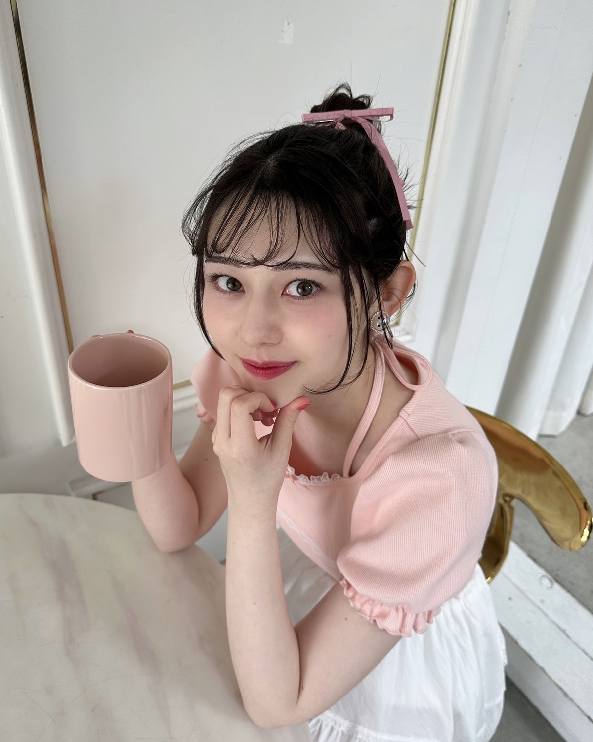 ⋆˚. ݁₊ ⊹ ⭐︎ Happy Birthday HANNA ⭐︎⋆·˚. ݁₊ ⊹今日は #石川花 ちゃんのお誕生日🎂💓ヘアアレンジ企画のオフショットでお祝い📸ガーリーな雰囲気もお似合いなはんち