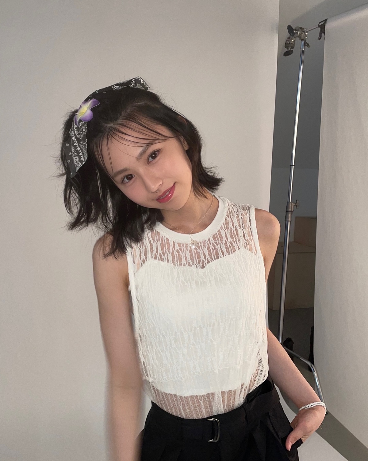 頭にハイビスカスをつけてウキウキ🌺🎶LJKになりさらに"美"に磨きがかかるもんちゃん✨この日もビジュ良すぎ💖何枚目が好き？💨修学旅行テクのページのオフショットでした📸#Seventeen #セブンティ