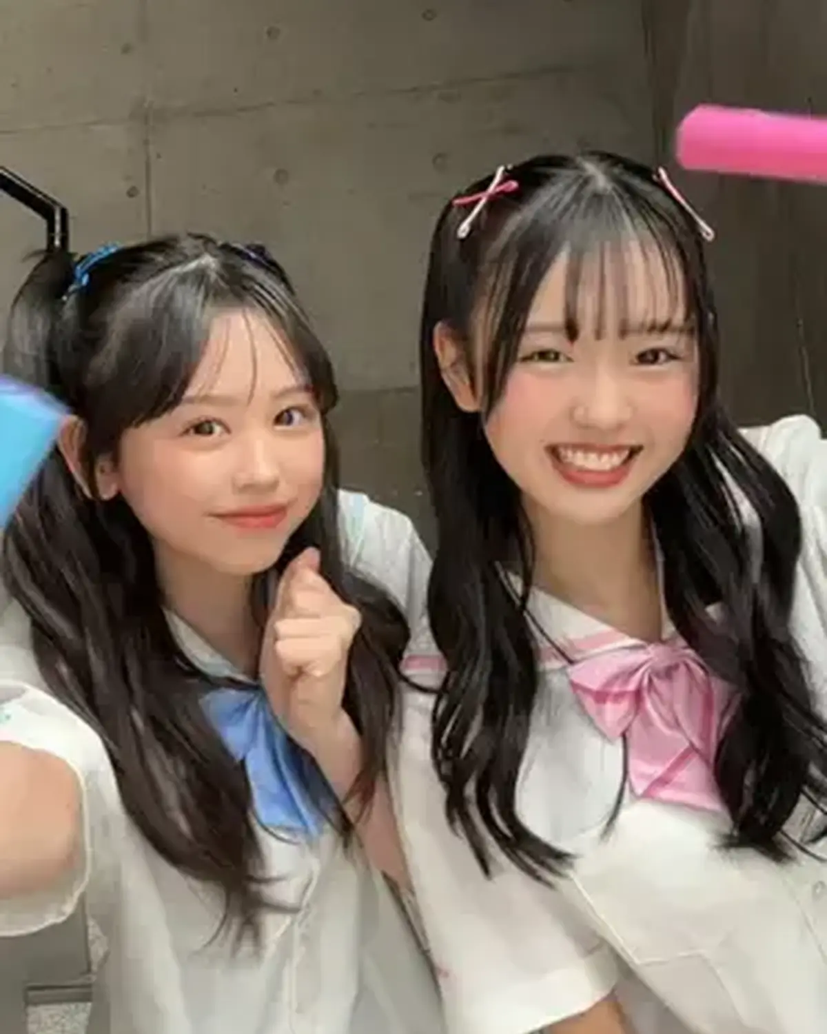 かんちゃん💙みんみ🩷 この制服めっちゃ可愛くない？🥺 楽しかった撮影の日👩🏻‍❤️‍👩🏻📸 #梶原叶渚 #宮迫翠月 #かんちゃん #みんみ #制服コーデ　@梶原 叶渚 @みんみ🐣🌙(宮迫翠月)