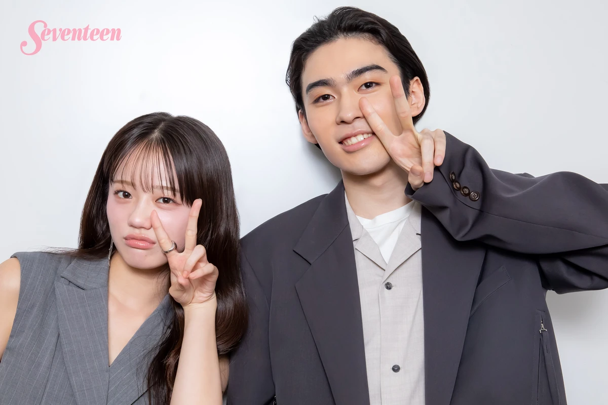 ピースをする市川染五郎と中島瑠菜