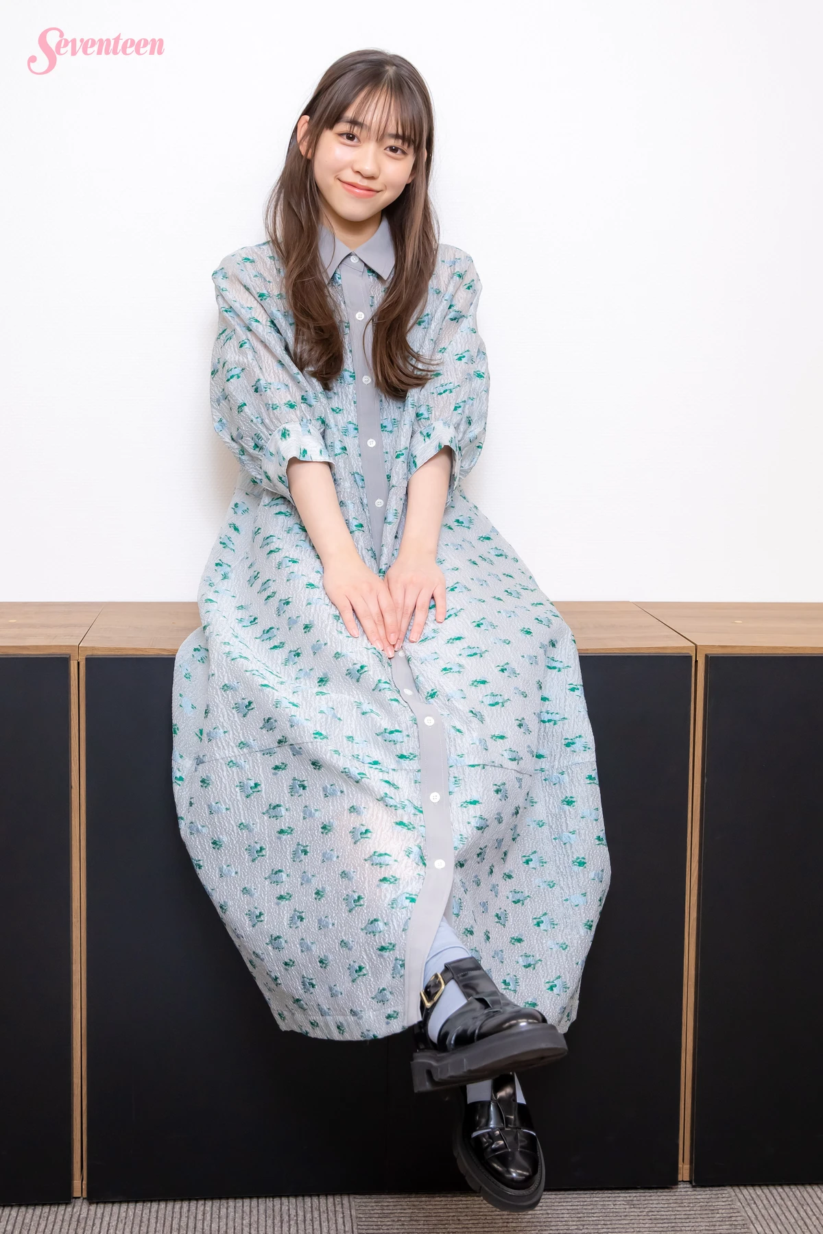 棚に腰かけるSeventeenモデル岡本望来