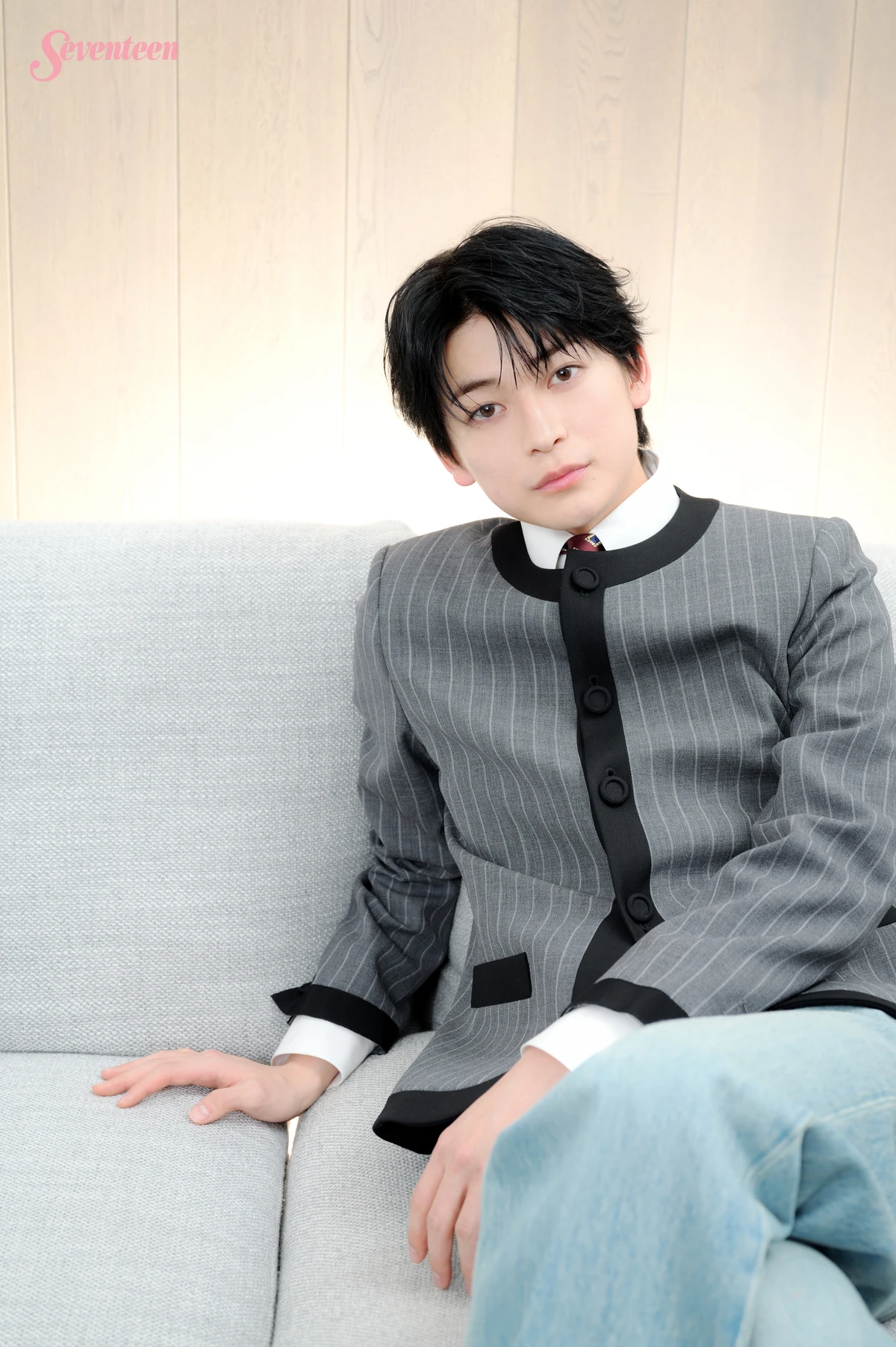 隣の席に手を添える高橋文哉ソロカット