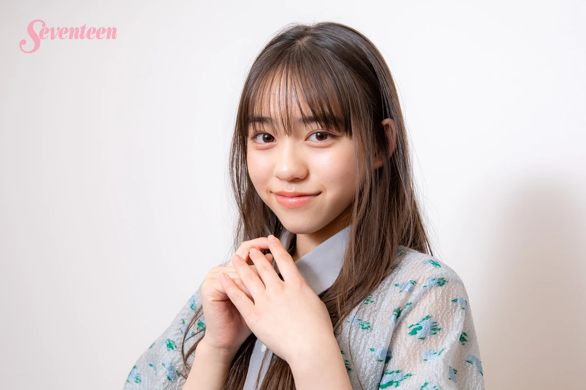 両手を組むSeventeenモデル岡本望来　