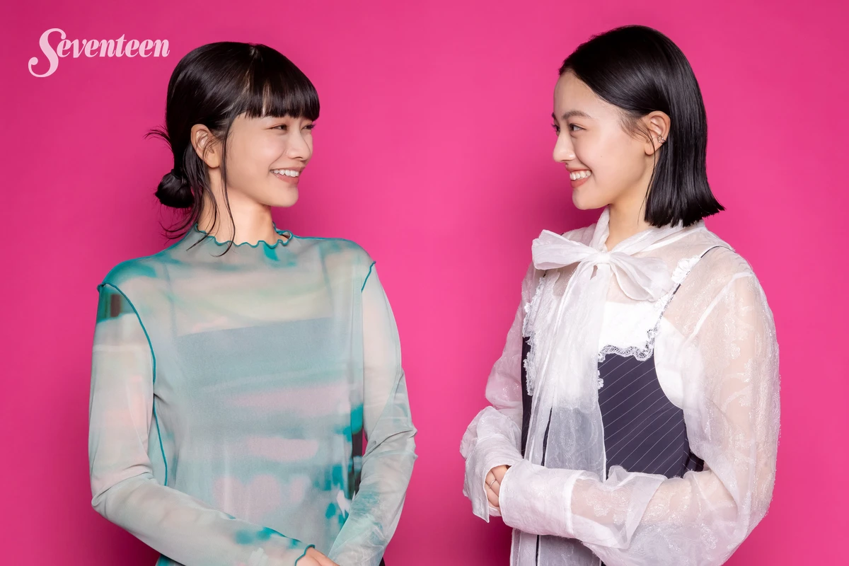 『風、薫る』　向かい合って微笑む見上愛と上坂樹里