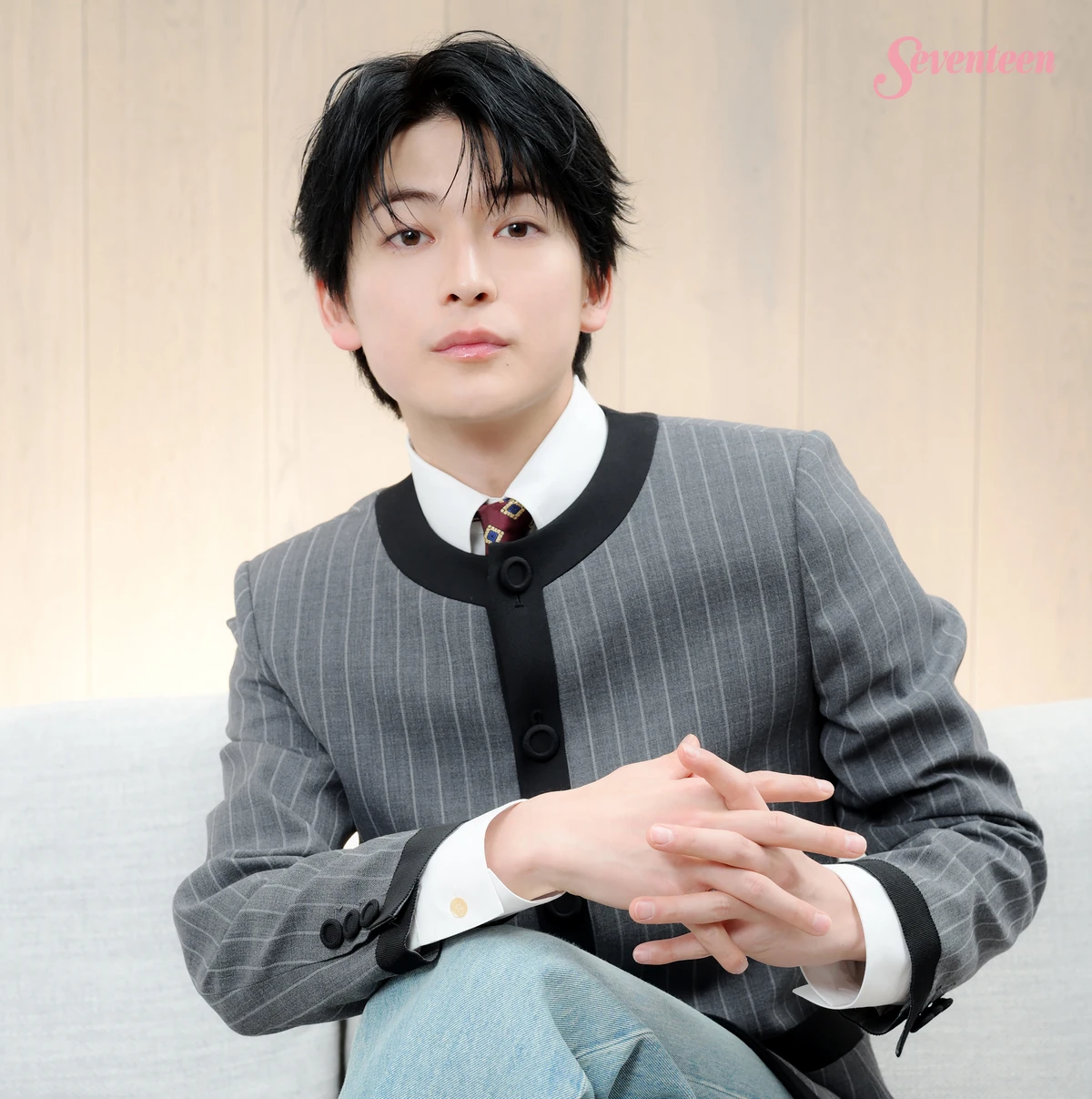 手を組む高橋文哉ソロカット