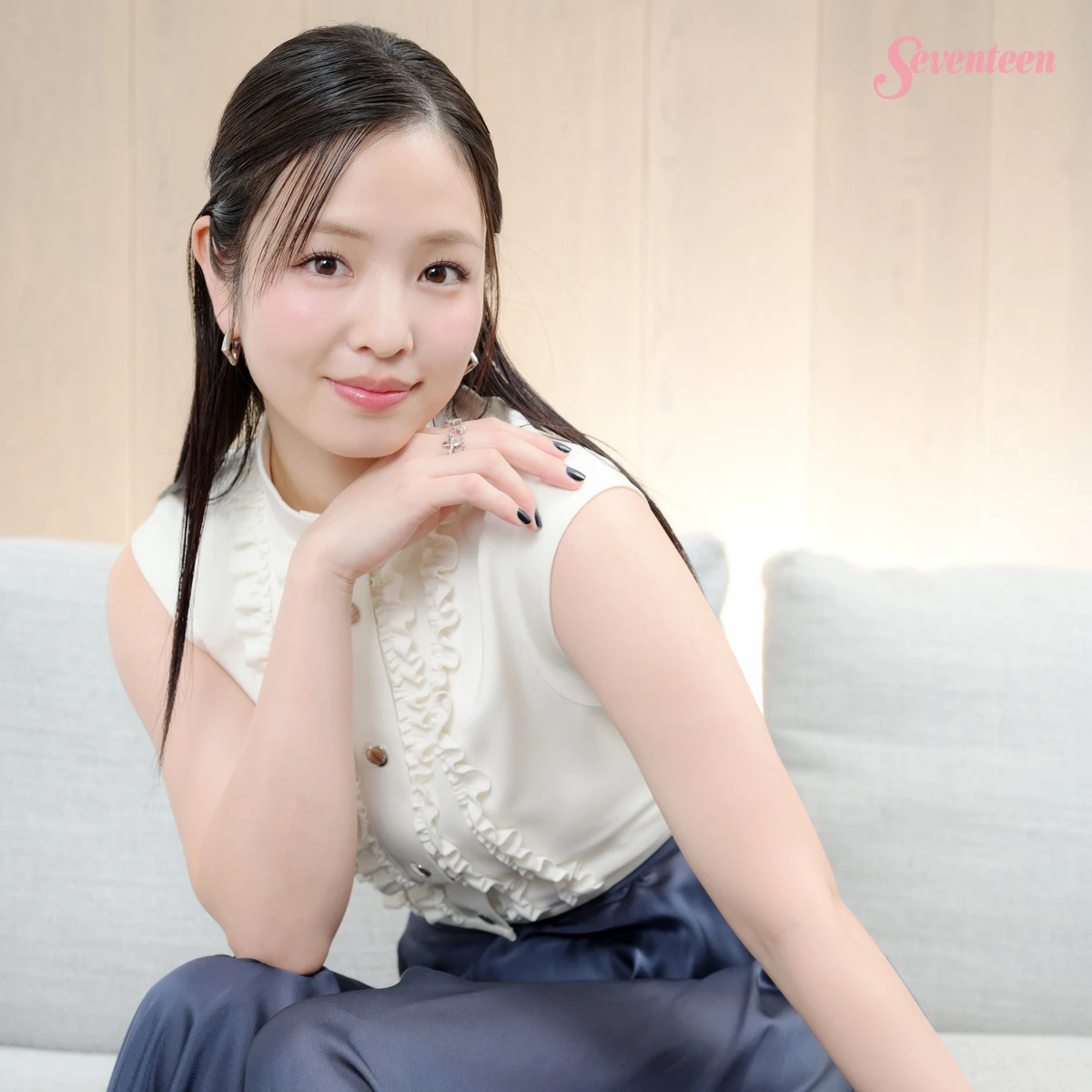 前かがみの横田真悠ソロカット