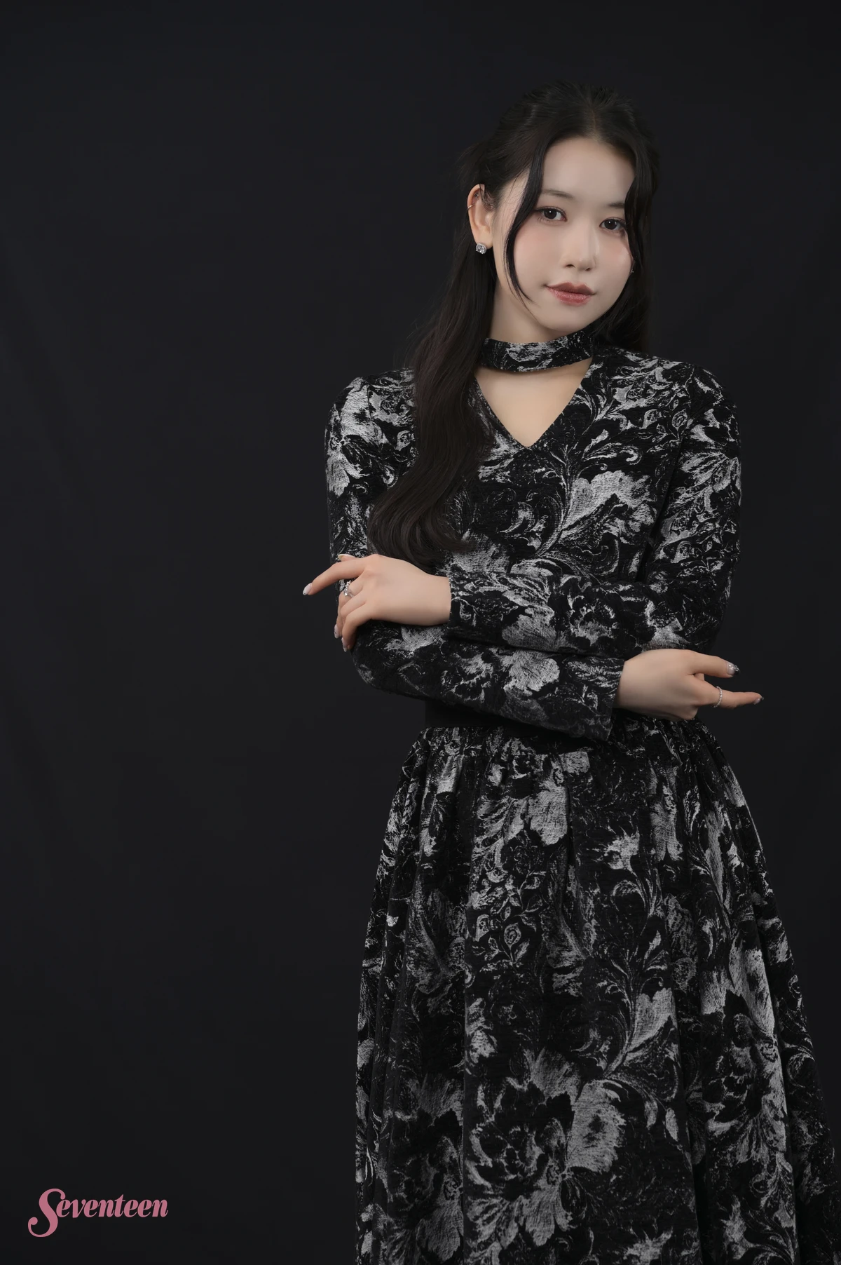 MOMONA（ME:I）の全身ショット