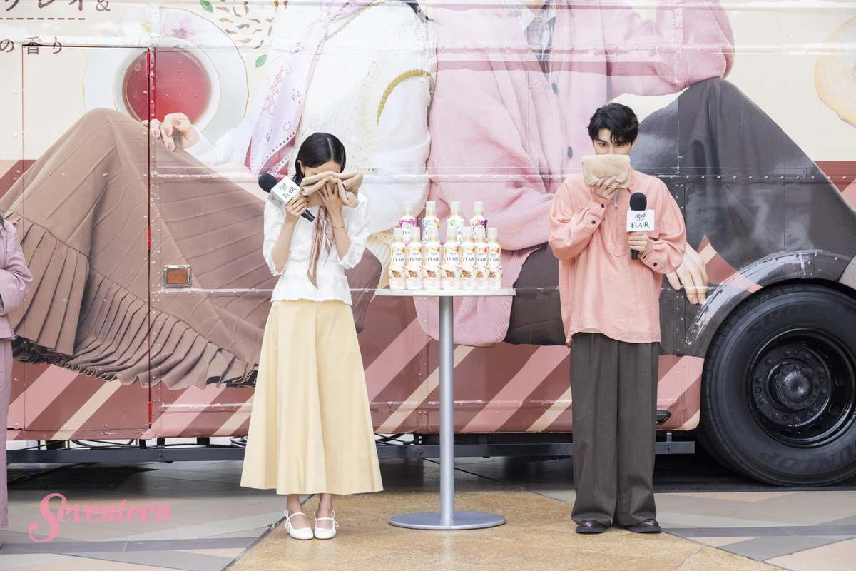 ハミングフレアで仕上げたタオルの香りをかぐ上坂樹里と本田響矢