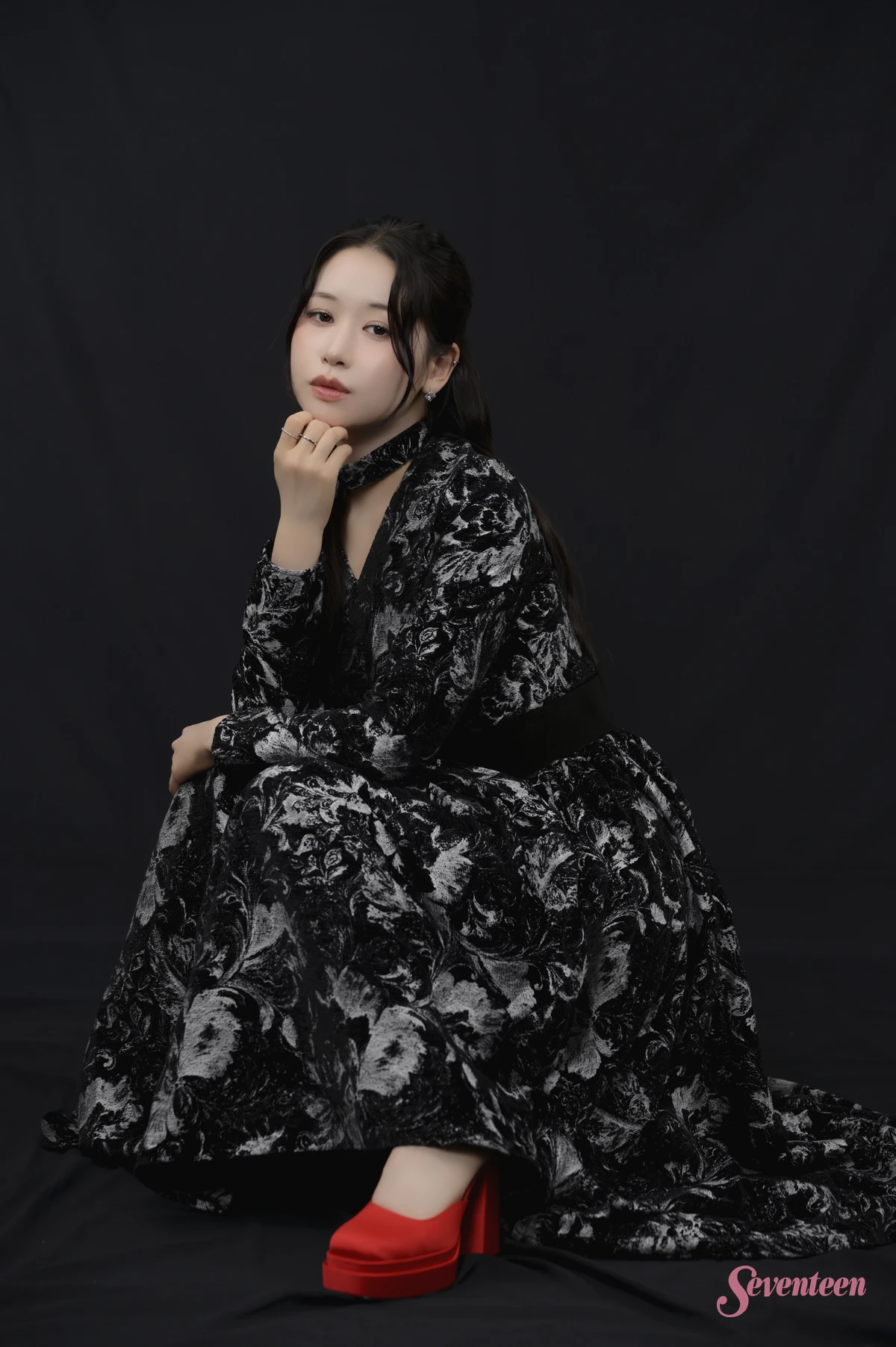 MOMONA（ME:I）の座りポーズショット