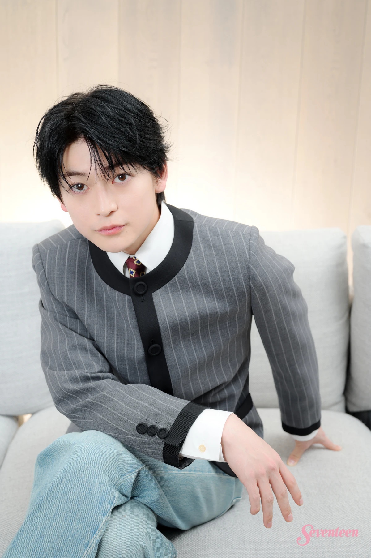 前かがみの高橋文哉ソロカット