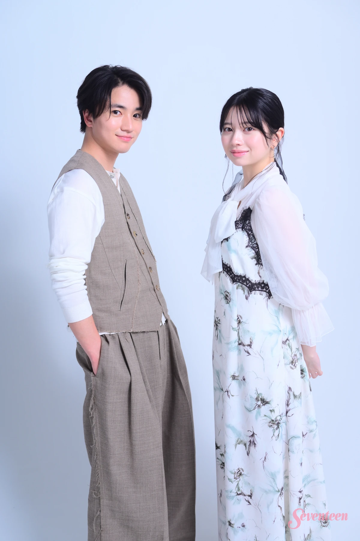 向かい合う桜田ひよりさんと木戸大聖さん